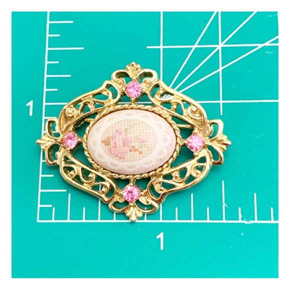 1928 Victorian revival brooch floral needlepoint in gold open work frame - Picture 2 of 5